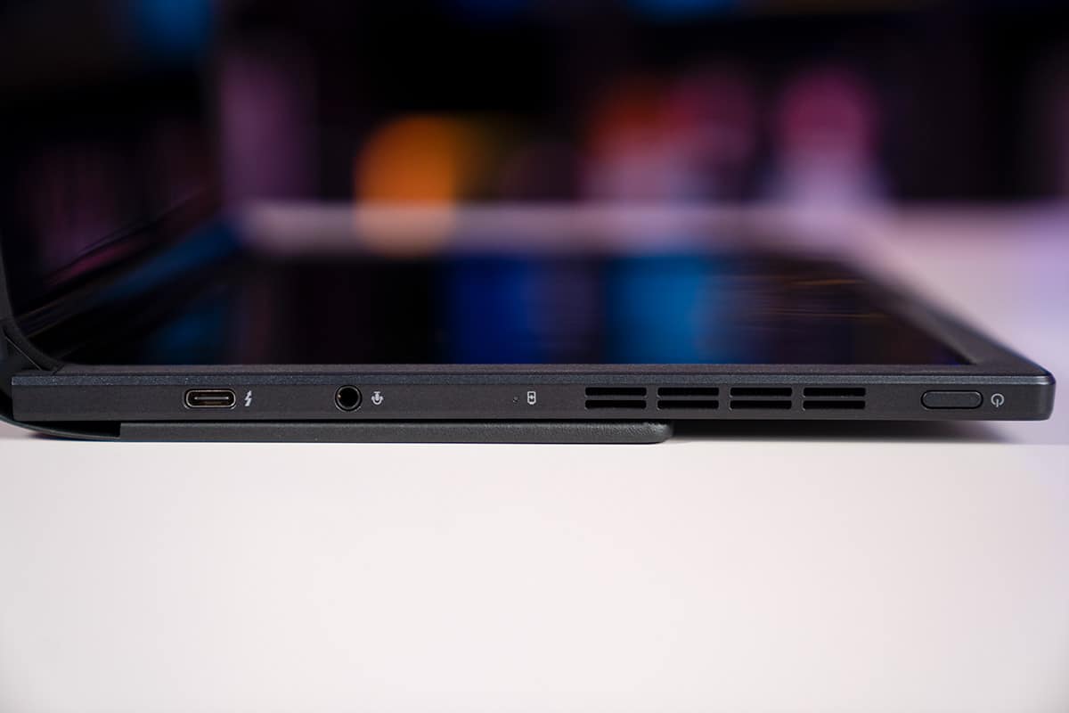 ASUS Zenbook 17 Fold OLED ports 1